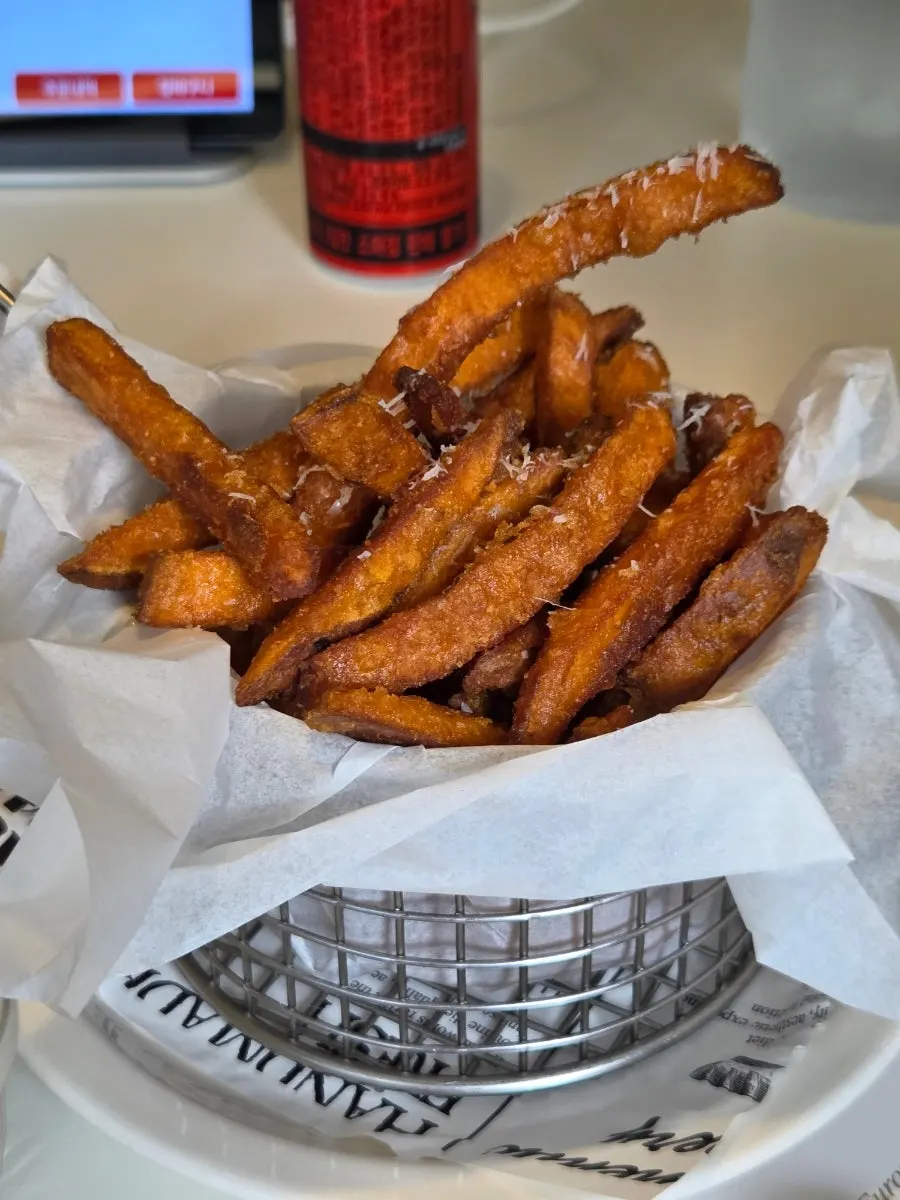 Sweet potato fries disajikan dengan ketchup