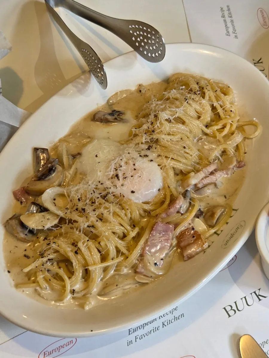 Carbonara Bueokgan disajikan bersama acar