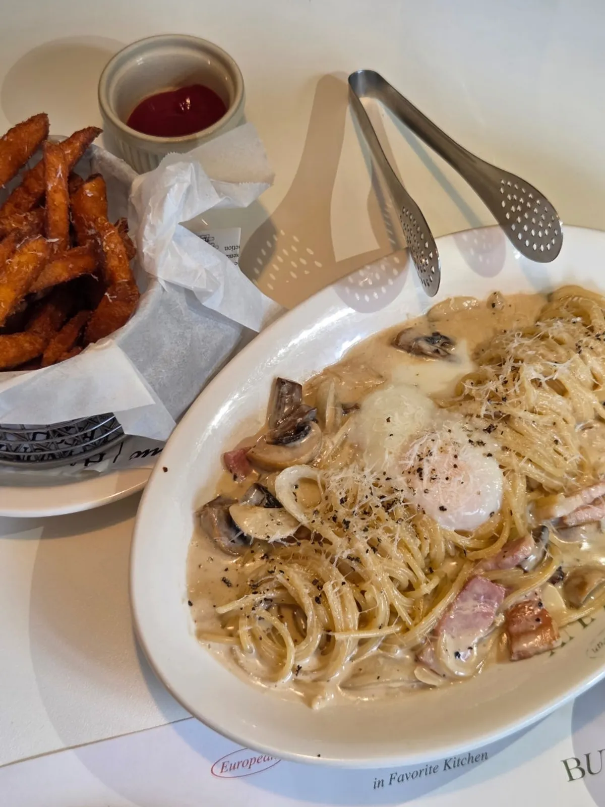 Carbonara creamy dengan telur poach di atasnya
