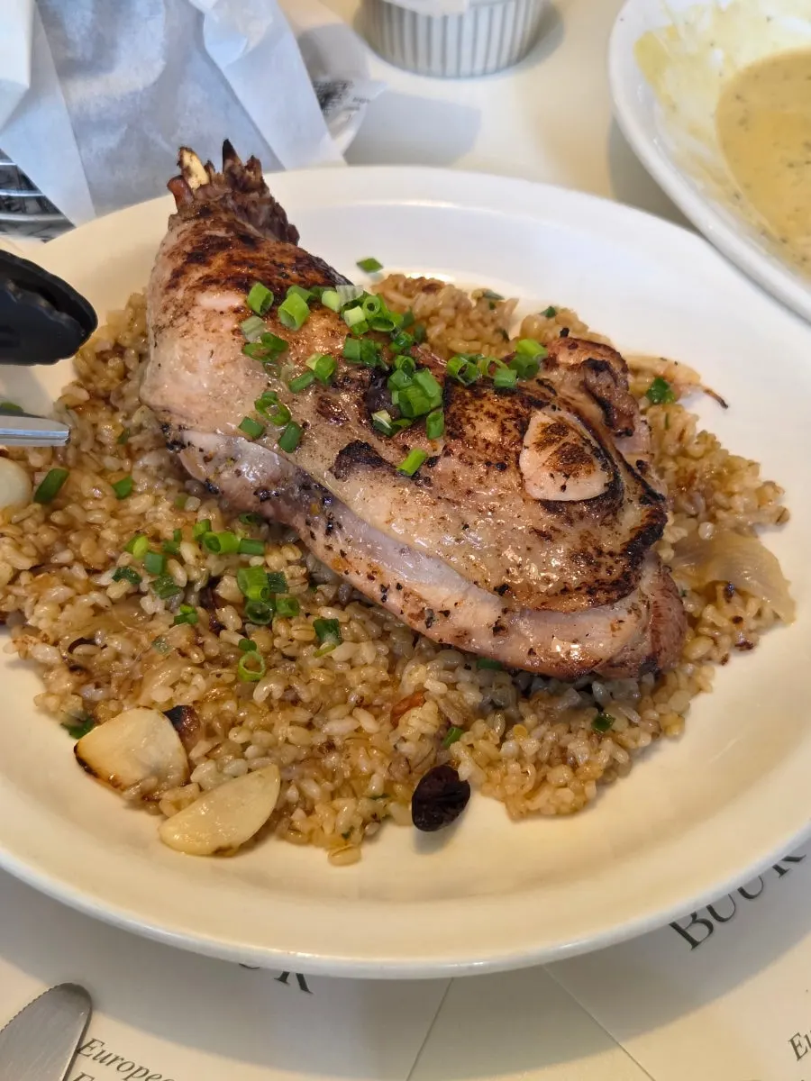 Kungpao chicken pilaf dengan paha ayam utuh di atasnya