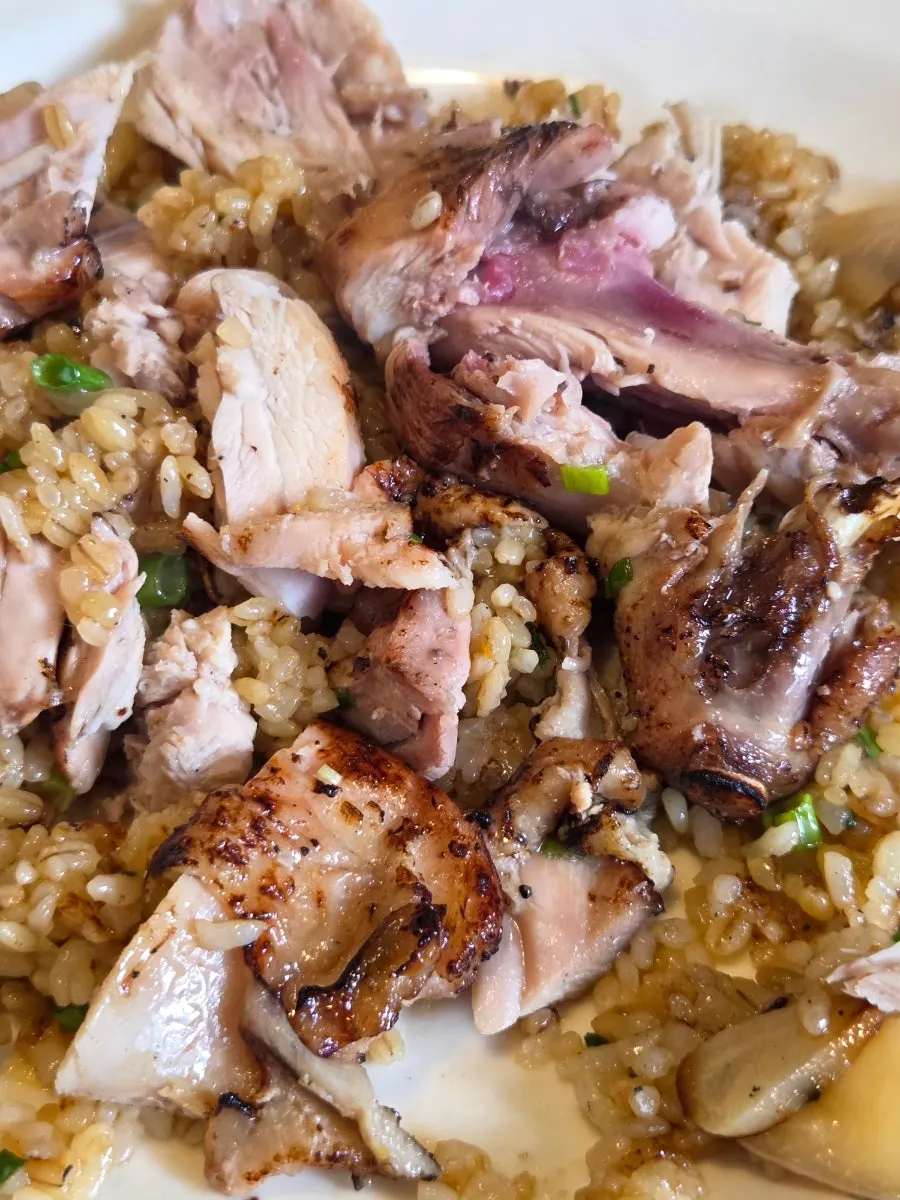 Daging paha ayam yang ditaruh di atas pilaf