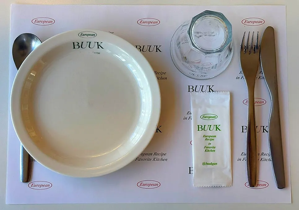 Elegant basic table setting and tableware