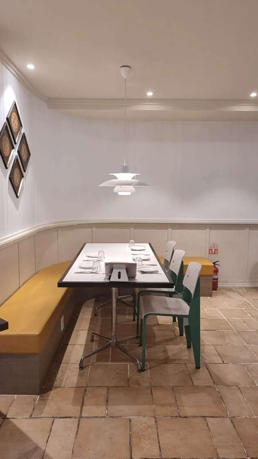 Bueokgan's signature semicircular table and window seating