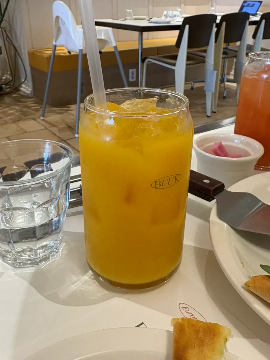 담백한 도우의 마르게리따 피자 한 조각