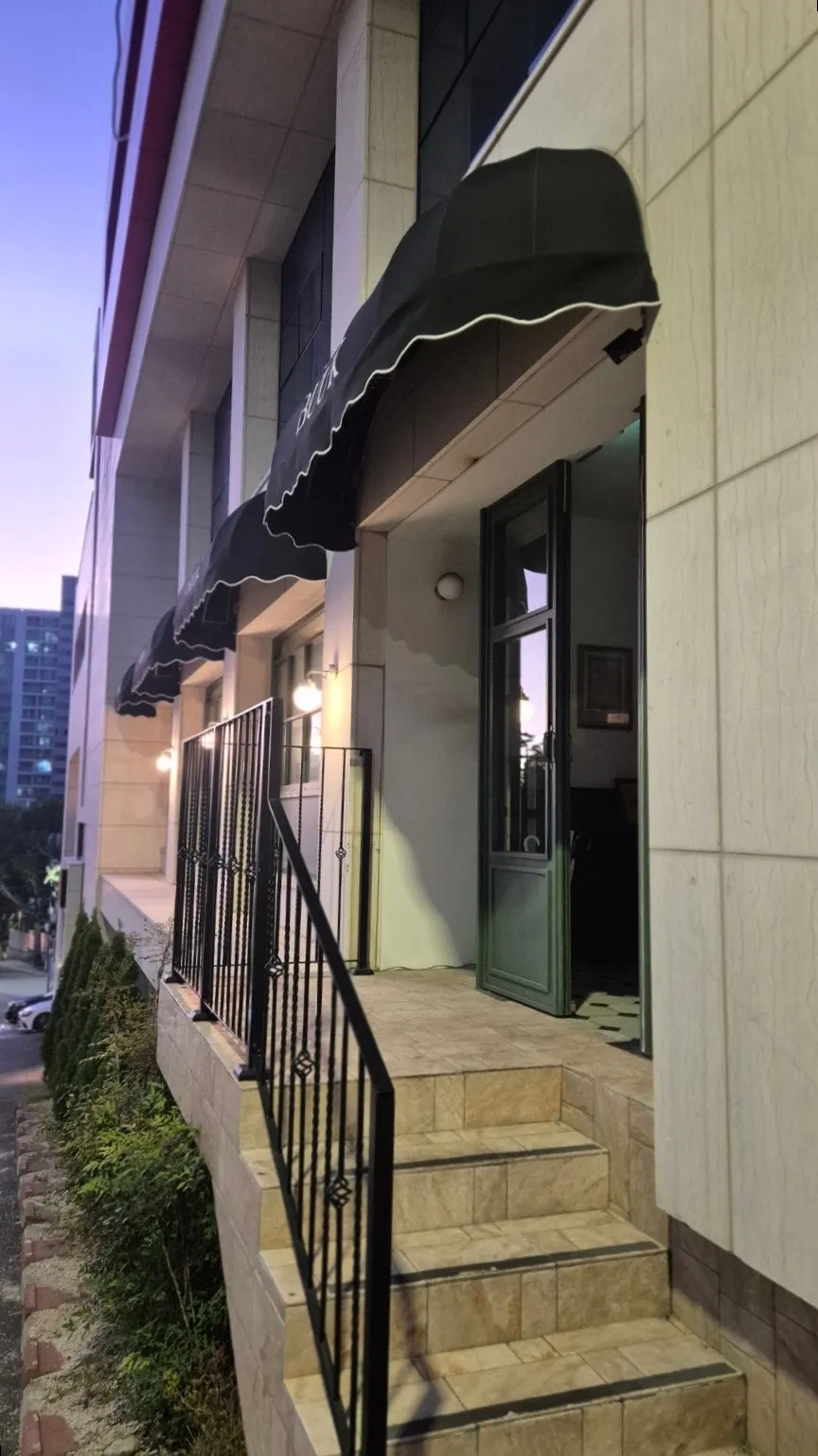 Entrance leading up to the second floor of Bueokgan Haeundae Branch