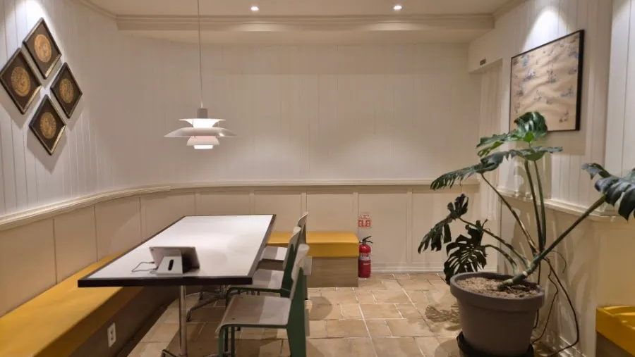 The spacious dining hall of Bueokgan Haeundae Branch