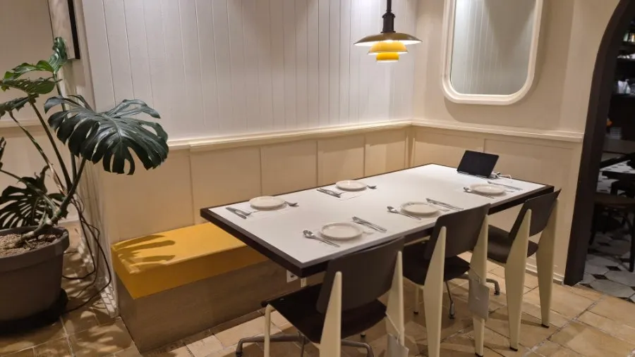 Open seating arrangement inside Bueokgan Haeundae Branch