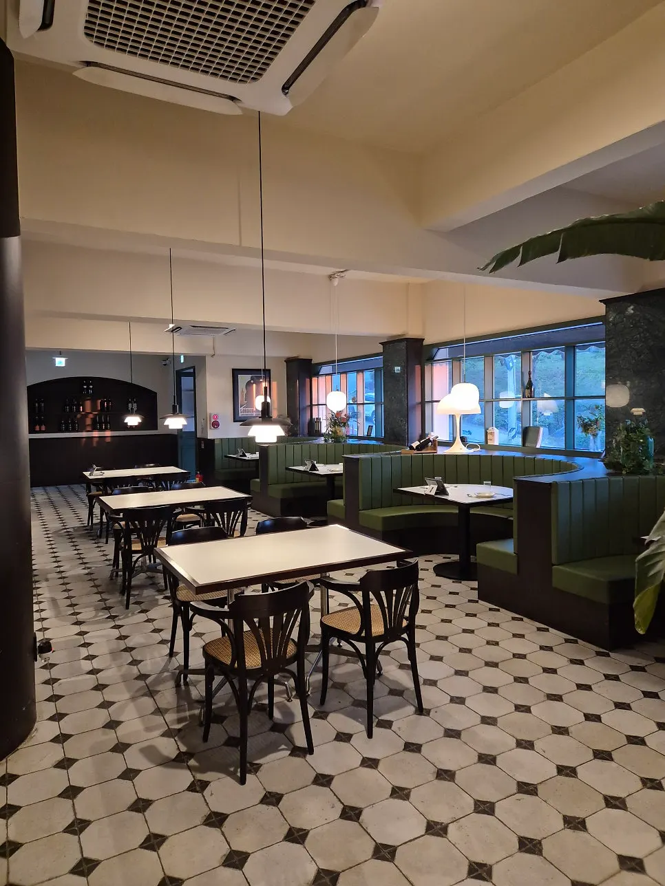 Semi-circular table seating at Bueokgan Haeundae Branch
