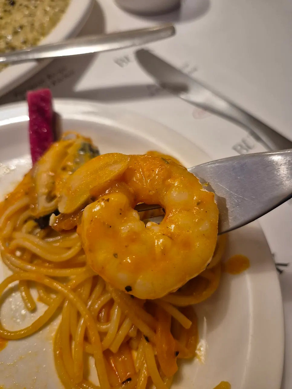 Clay-pot pasta with tomato sauce and seafood
