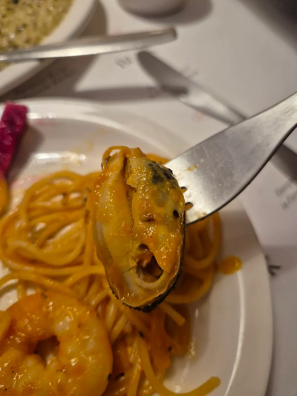Green mussels in the clay-pot pasta