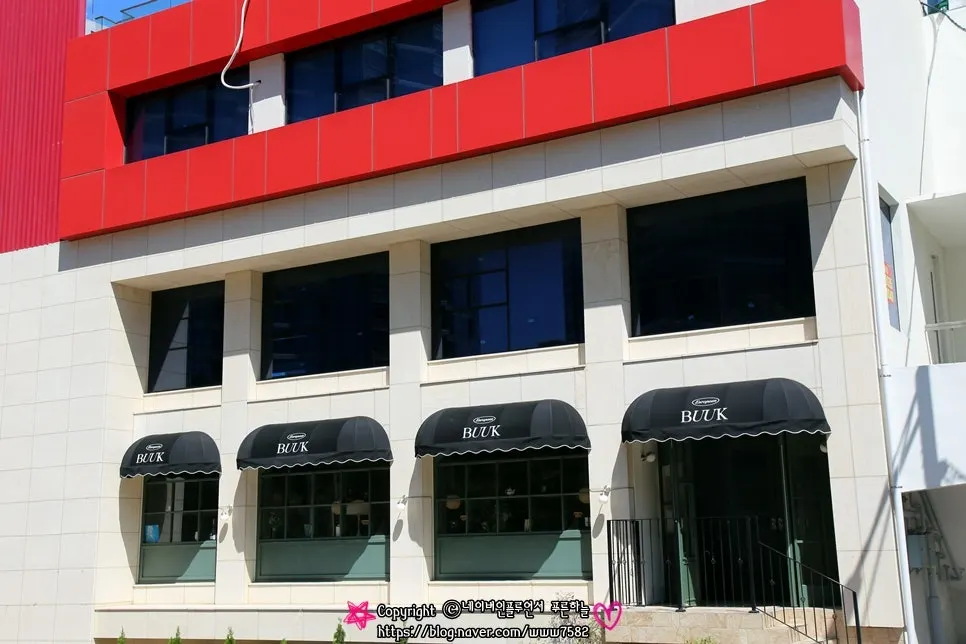 Surroundings of Bueokgan Haeundae Branch's red-accented building