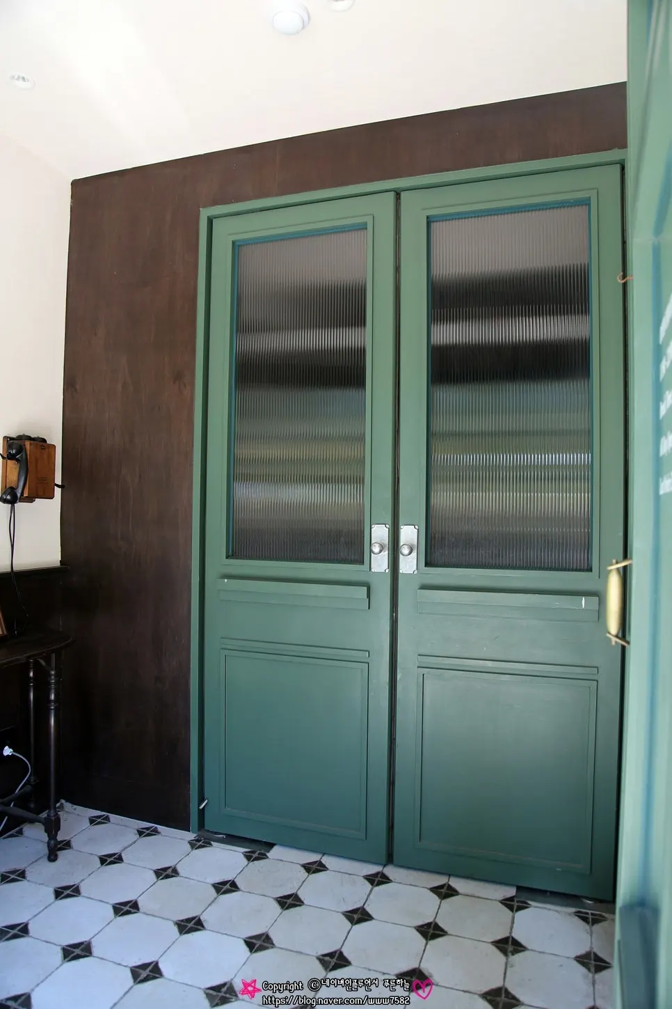 Vertical photo of the entrance of Bueokgan Haeundae Branch