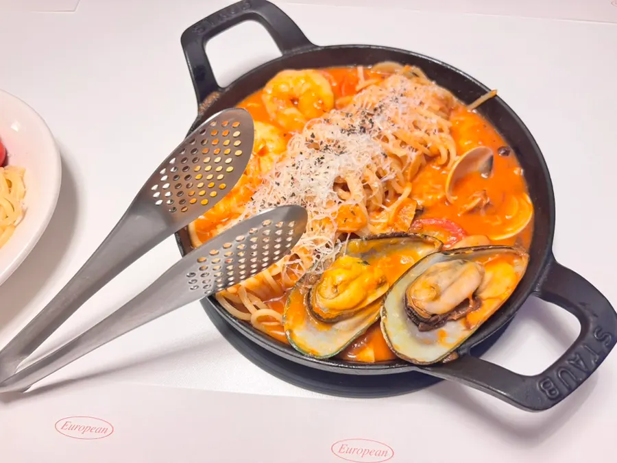 뚝배기에 담긴 해산물 토마토 파스타
