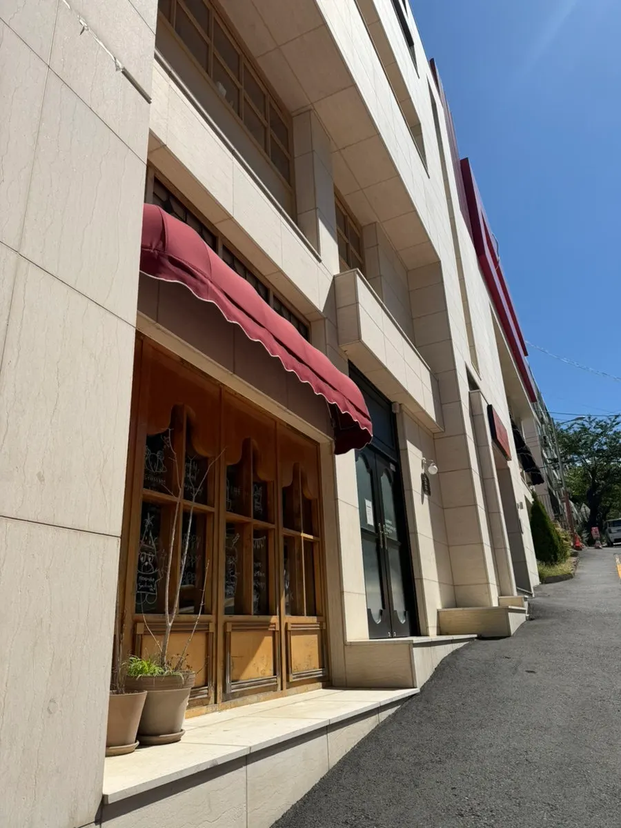 Entrance to the building with Bueokgan Bakery and Western branches