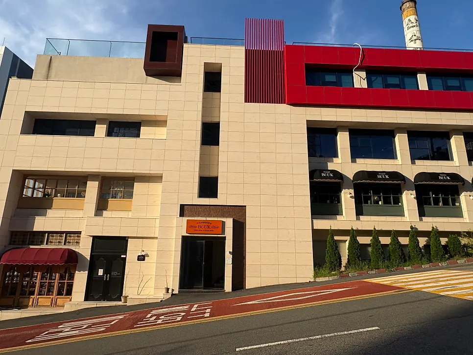Classic, modern exterior of Bueokgan Haeundae Branch