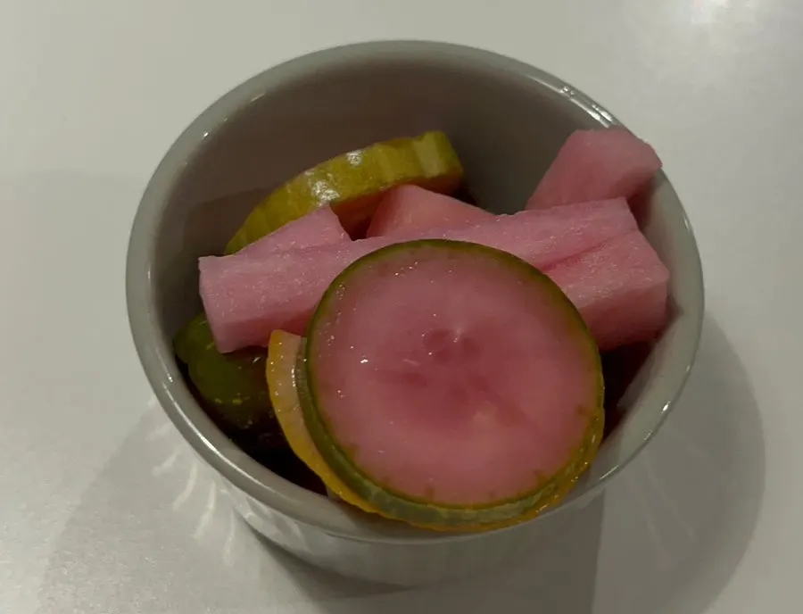 함께 나온 피클과 제로콜라