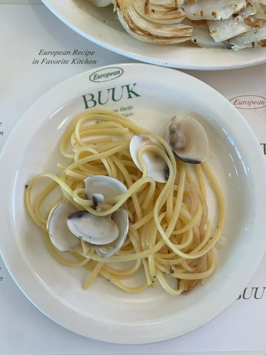 Close-up of the thick-noodle vongole pasta