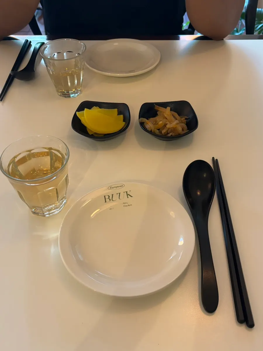 기본 반찬 짜사이와 단무지, 둥글레차