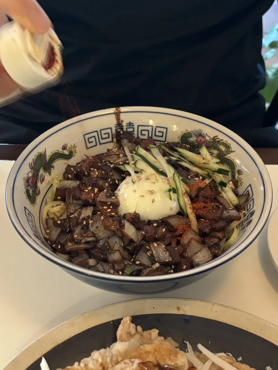 수란이 올라간 삼겹 간짜장