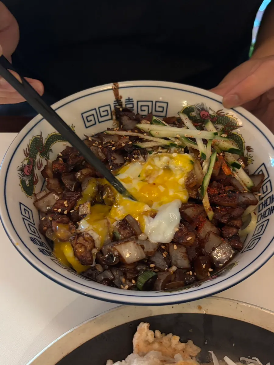 수란 터뜨려 비빈 삼겹 간짜장