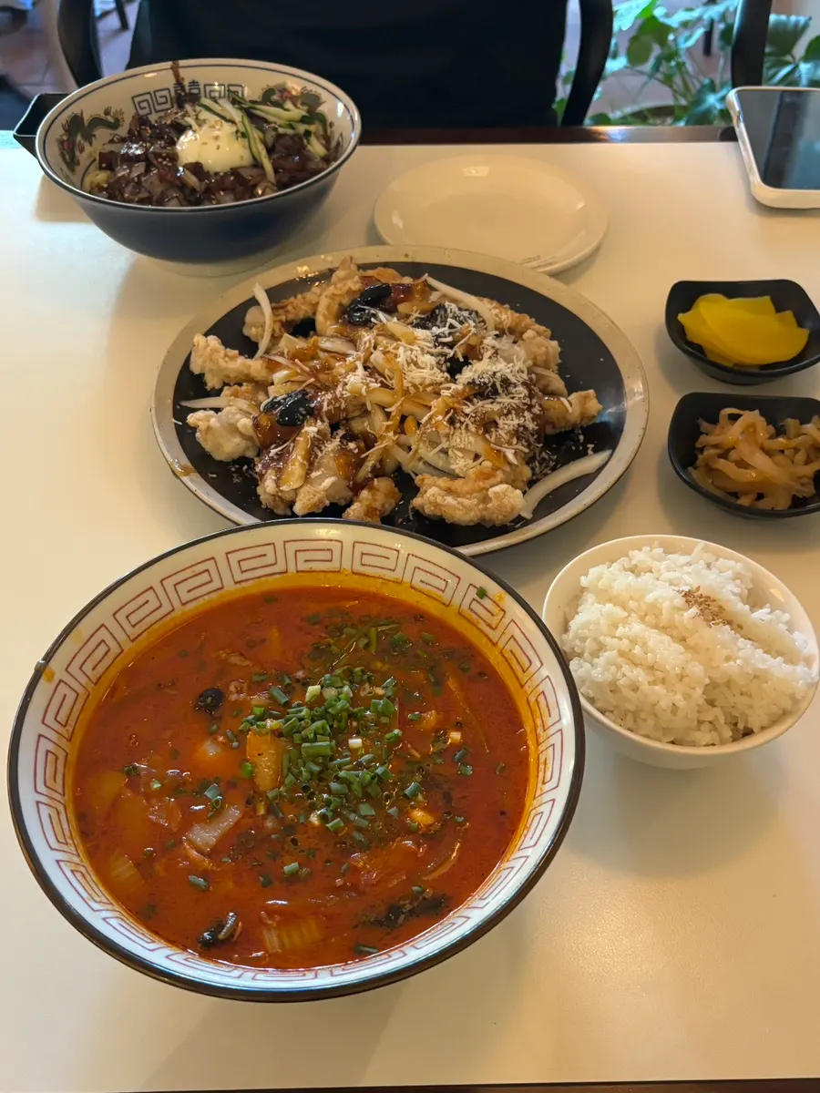 세 메뉴가 차려진 테이블