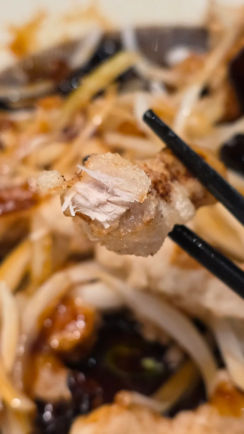 黒酢で作られた酢豚のソース