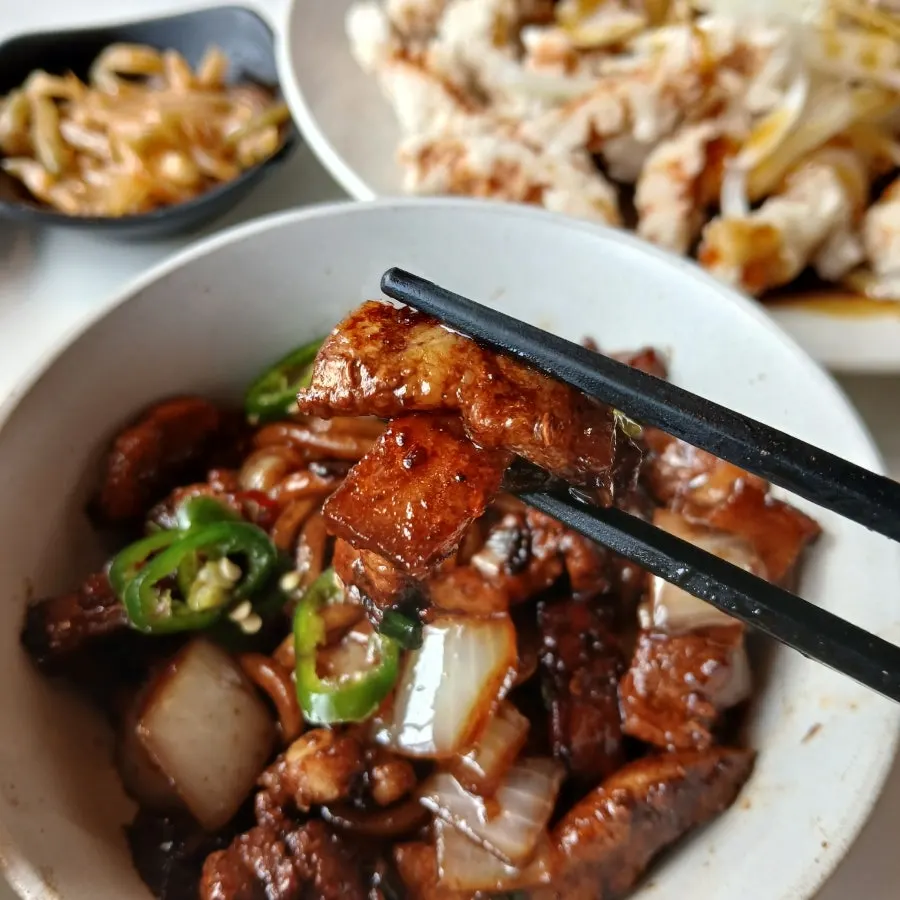삼겹살이 두툼하게 들어간 간짜장 면발