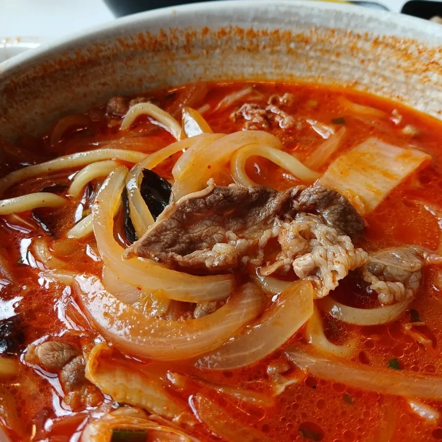 창가 바다뷰와 함께 놓인 중식 상차림
