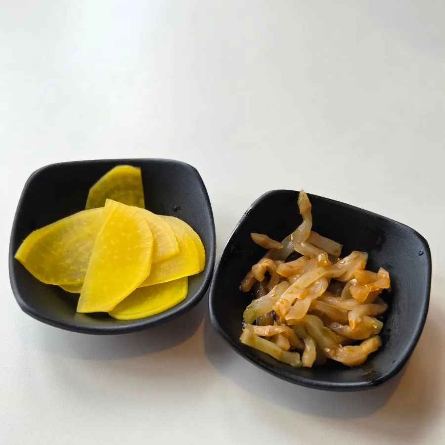 Basic side dishes: pickled radish and Chinese pickled cabbage