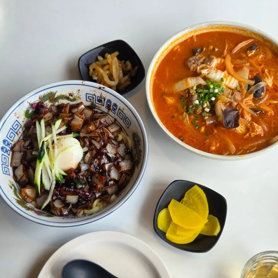 Jjajangmyeon and jjamppong placed side by side