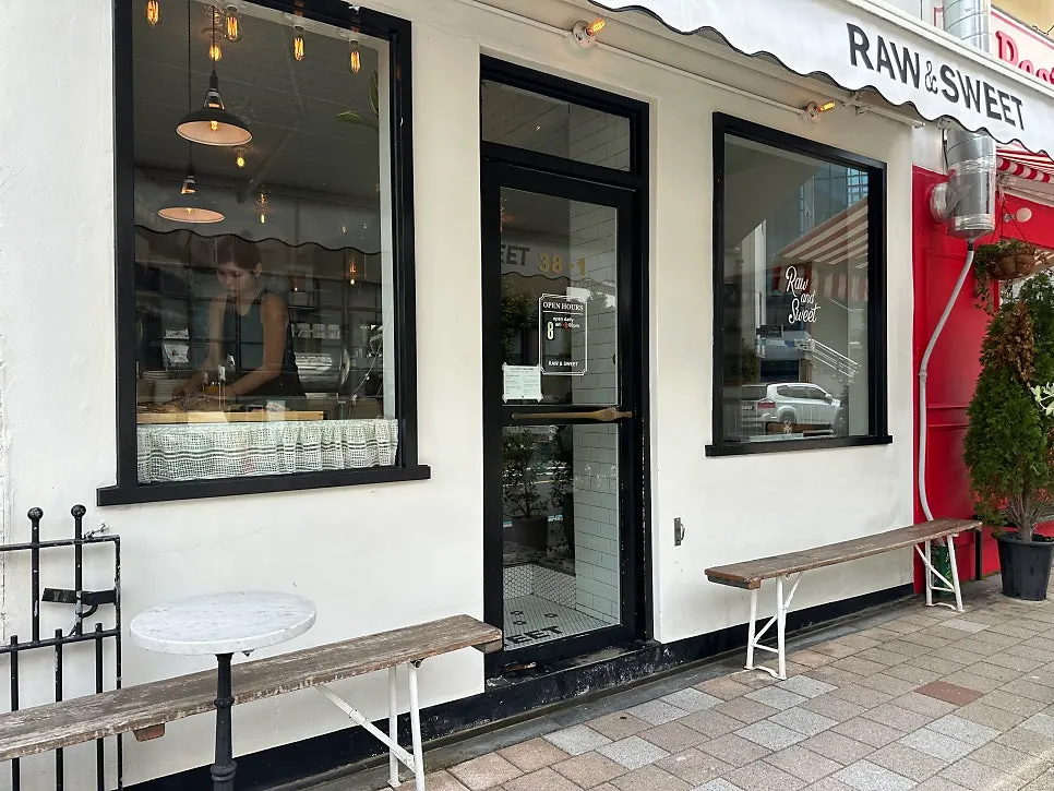 Location guide for Low & Sweet Bakery