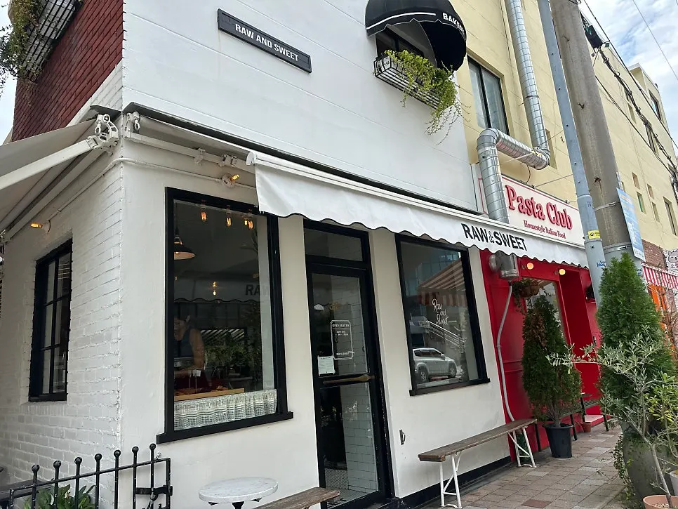 Opening-hours guide for Low & Sweet Bakery