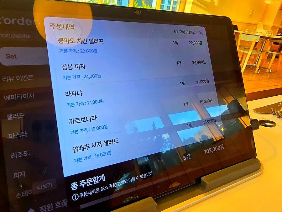 따뜻한 가구와 조명이 있는 내부