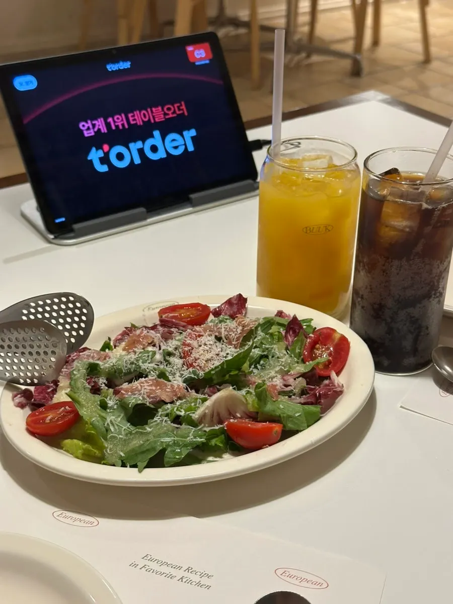 Garden salad and drinks