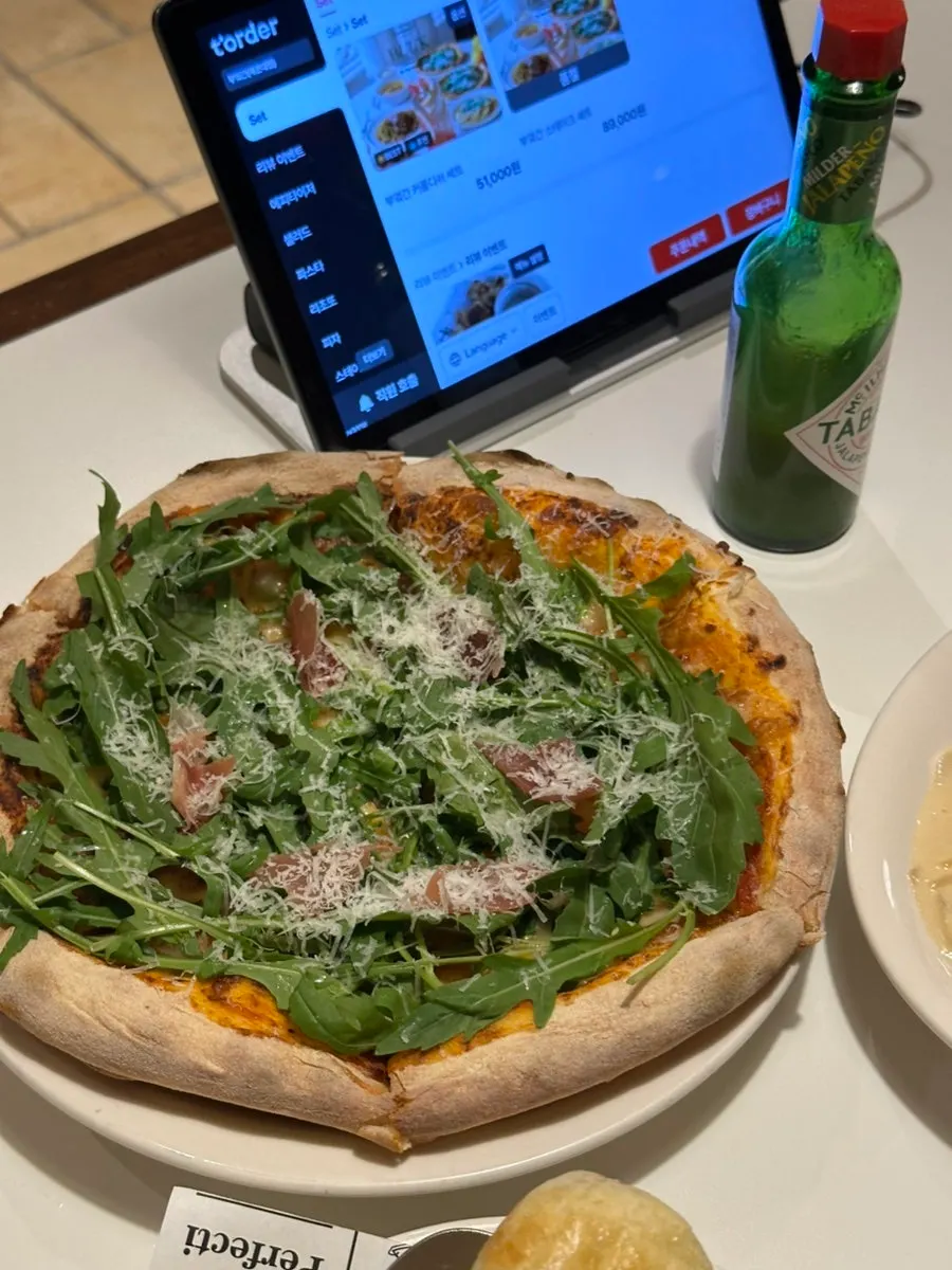 Arugula prosciutto pizza