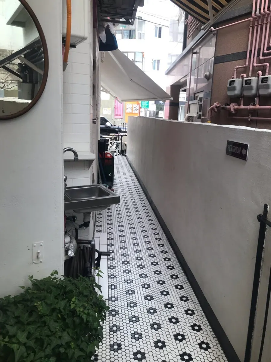마들렌과 휘낭시에가 진열된 베이커리 코너