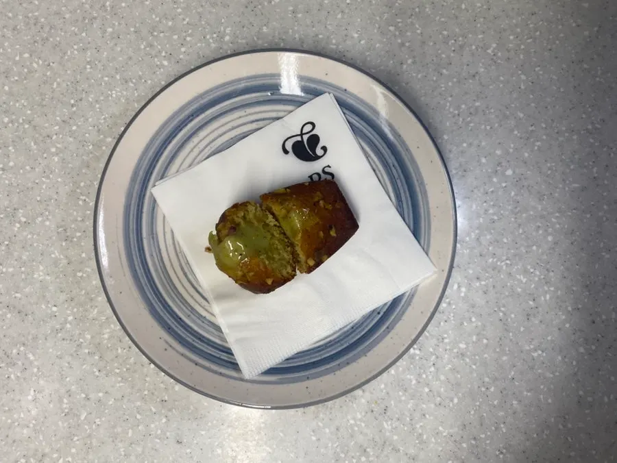 피스타치오 마들렌 한 개
