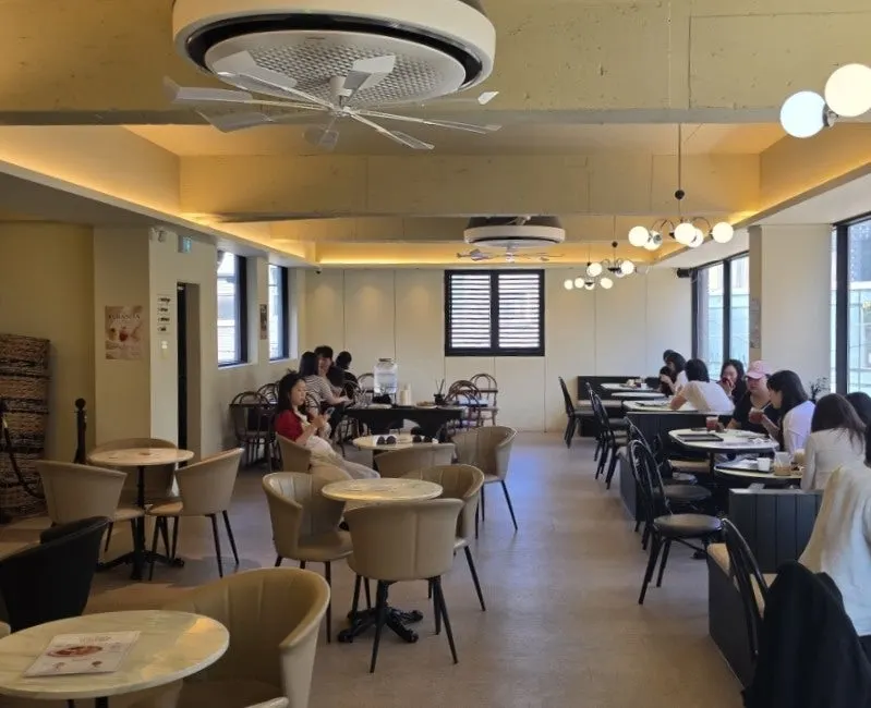 Inside Geumsong Deokmi Haeridan-gil branch