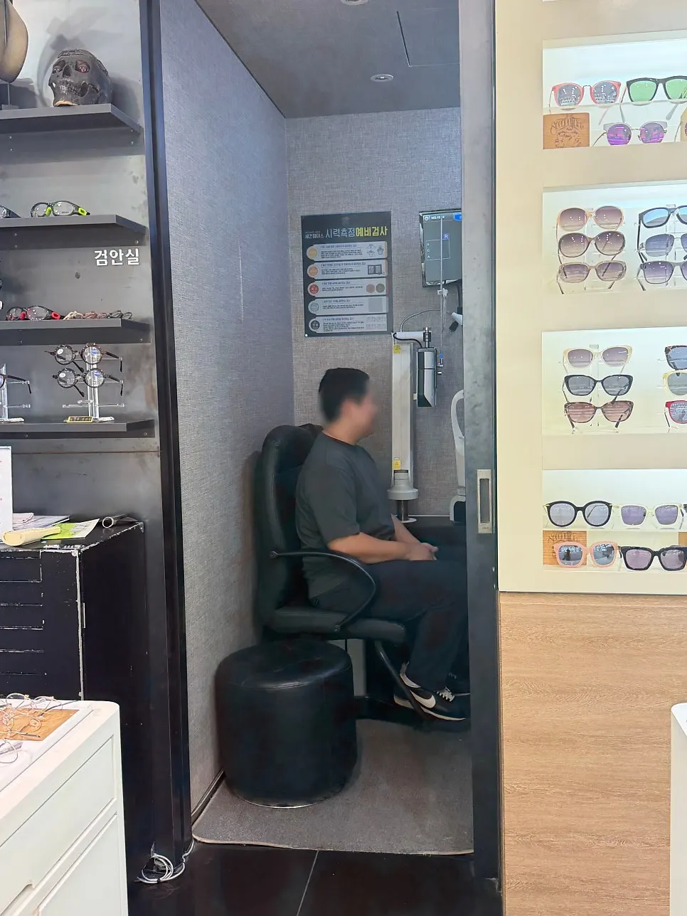 Eyeglass frame display area by price range