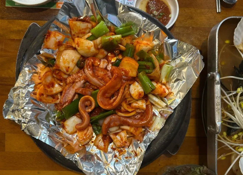 산곰장어와 해물탕으로 차려진 2가지 세트 한 상