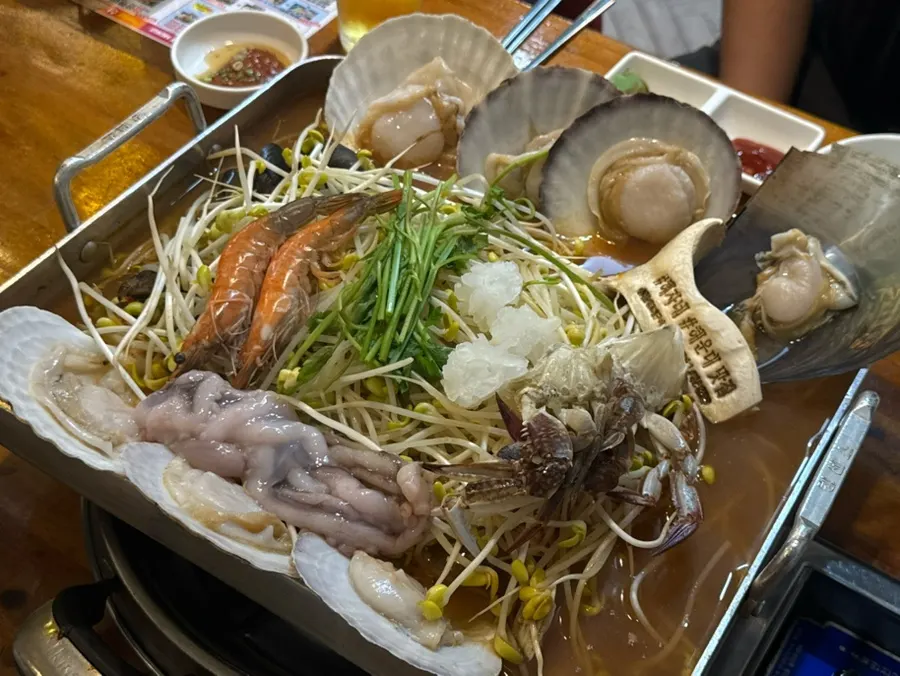 조개와 새우 꽃게가 담긴 해물탕 냄비