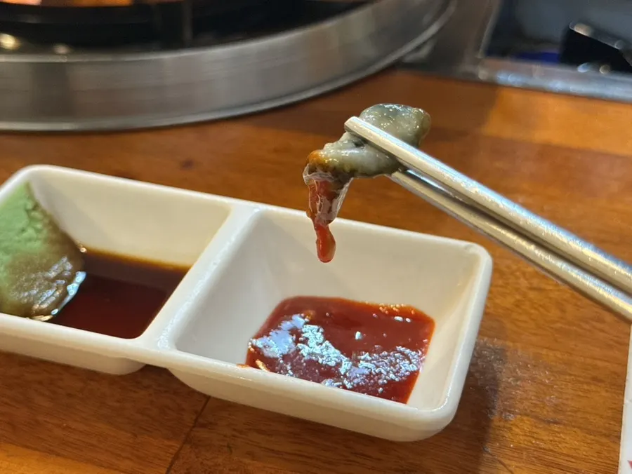 서비스로 나온 산낙지와 멍게 해삼 접시