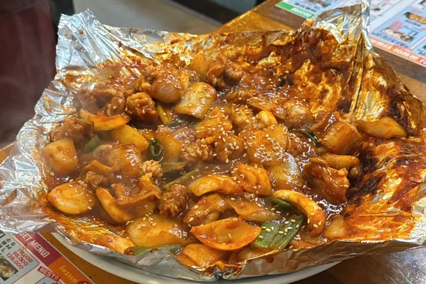 불판에서 구워지는 양념 산곰장어
