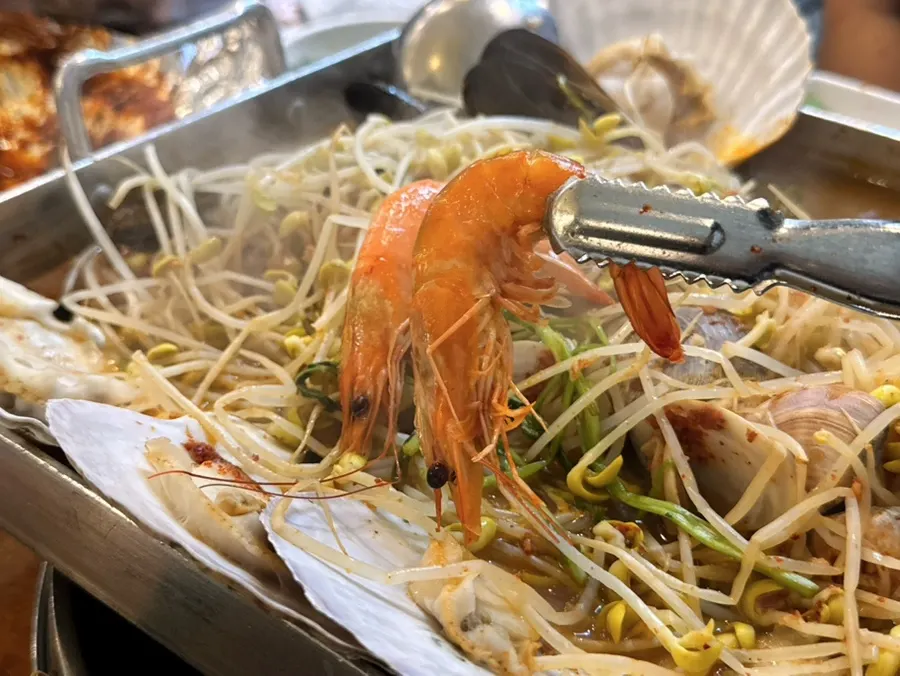 해물탕 국물과 해산물 건더기