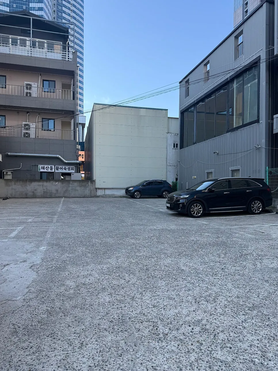 Entrance of the parking lot offering 1 hour free parking