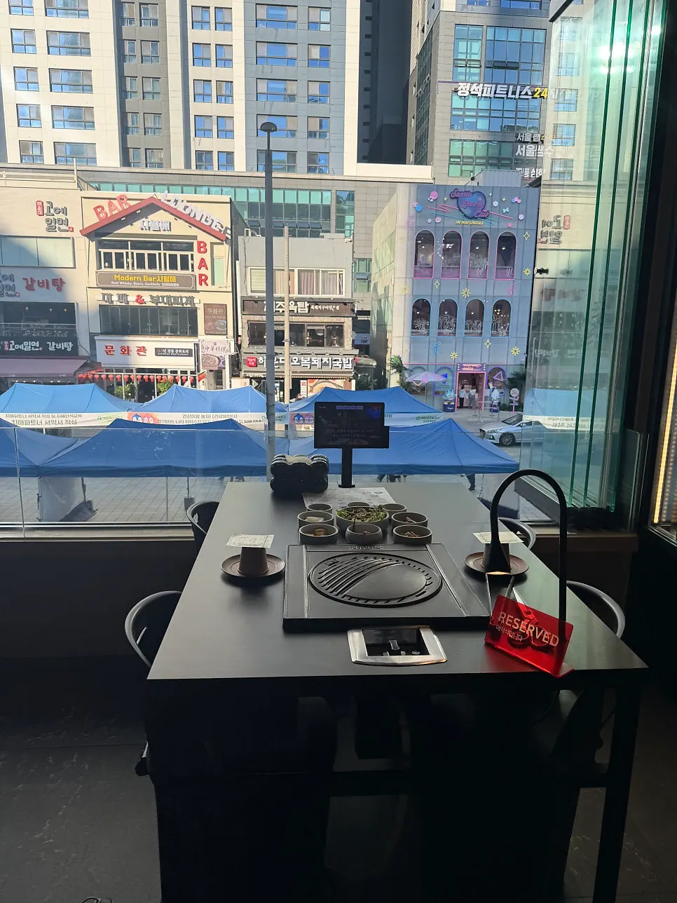 Interior of Gwang-anmok Haeundae Branch with wide table spacing