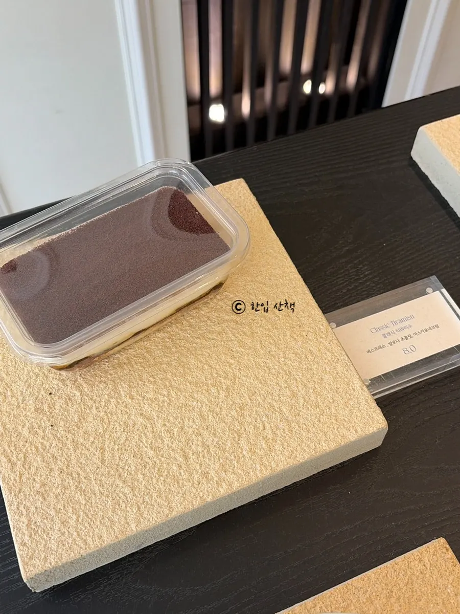 금송덕미 시즌 메뉴 화이트 피치 티라미수 진열
