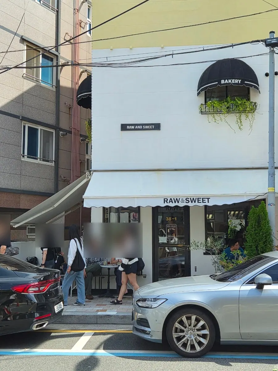 Exterior of Low & Sweet Bakery on Haeri-dan-gil