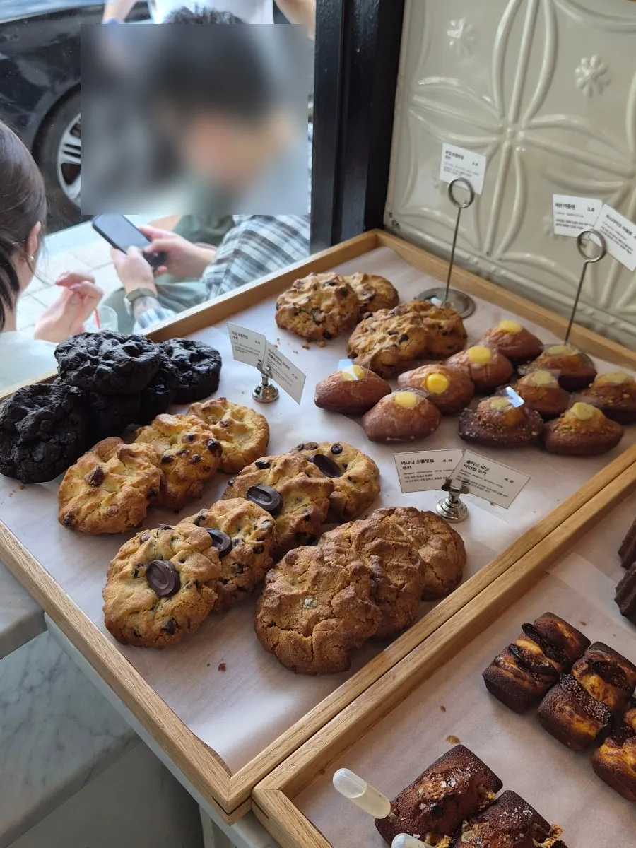Cookie display corner