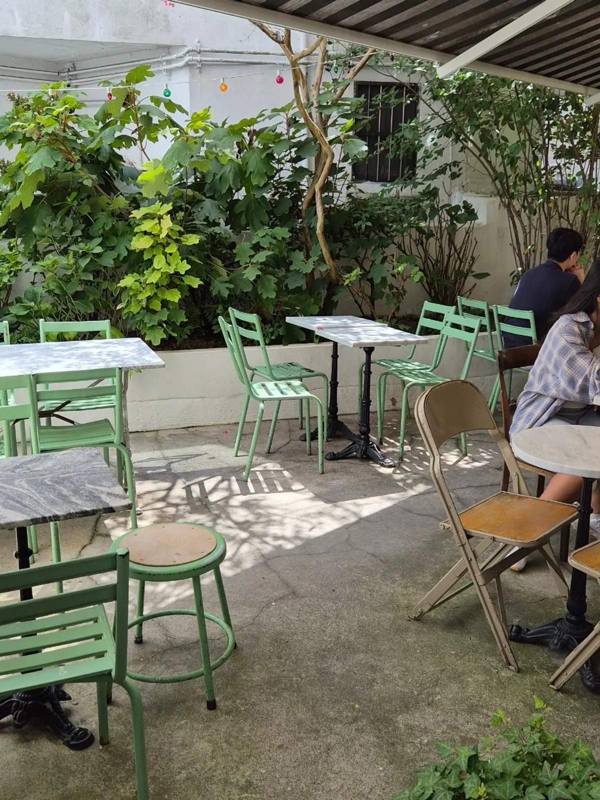 European-feeling outdoor terrace atmosphere